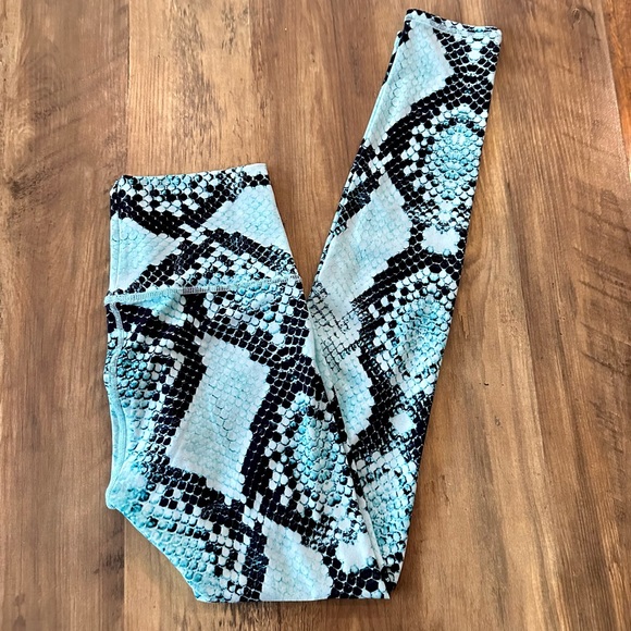 ✨ NIYAMA SOL UNRELEASED TURQUOISE-BLACK PYTHON BAREFOOT HI WAIST LEGGINGS EUC XS - Picture 1 of 9